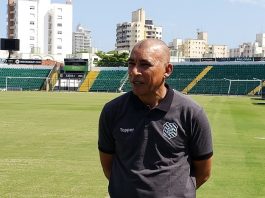 hemerson com a camisa do clube no gramado do estádio em dia de sol