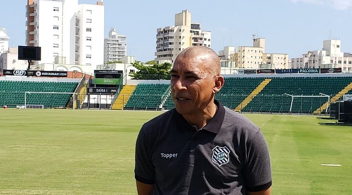 hemerson com a camisa do clube no gramado do estádio em dia de sol