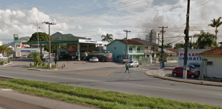 via marginal da br 101 em biguaçu sem carros, pedestre cruzando uma rua ao fundo