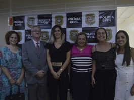 grupo de delegadas com o delegado geral posa para a câmera