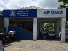 fachada da secretaria do continente, com placa indicativa, e outra do ciac