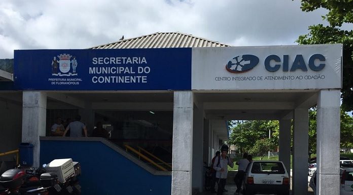 fachada da secretaria do continente, com placa indicativa, e outra do ciac