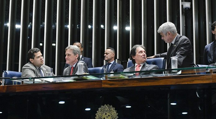 vistos de baixo na mesa diretora do senado, presidente davi alcolumbre, dario berger e eunicio oliveira