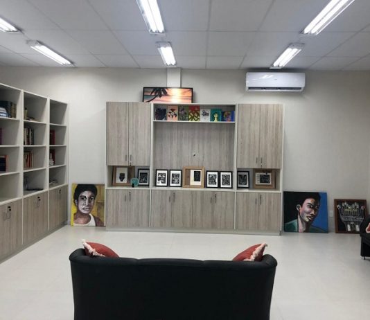 sala do caps com prateleiras com livros e um sofá na frente