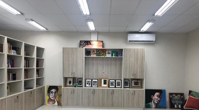 sala do caps com prateleiras com livros e um sofá na frente