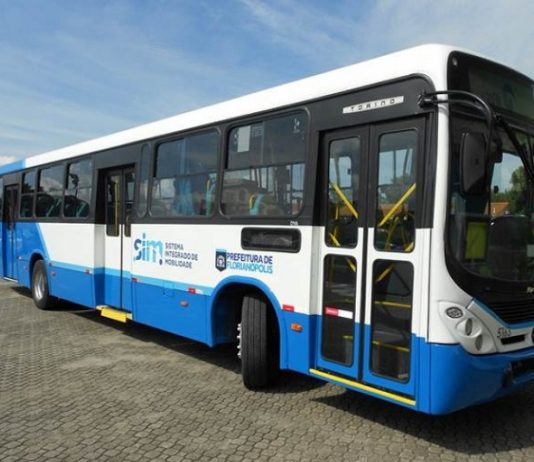 ônibus padronizado em azul e branco de florianópolis