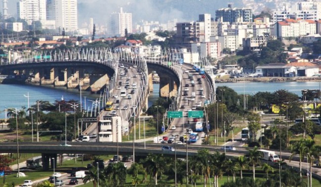 as duas pontes cheias de veículos vistas de longe, da praça dos três poderes, no centro