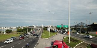 caminhão guincho estacionado na cabeceira das pontes da ilha