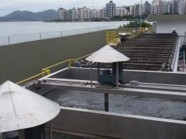 equipamentos da estação de tratamento ao lado do mar da beira-mar norte