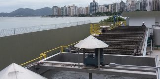 equipamentos da estação de tratamento ao lado do mar da beira-mar norte