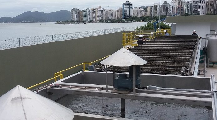 equipamentos da estação de tratamento ao lado do mar da beira-mar norte