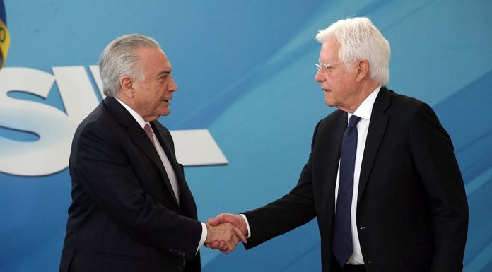 temer e moreira franco se cumprimentado com aperto de mãos