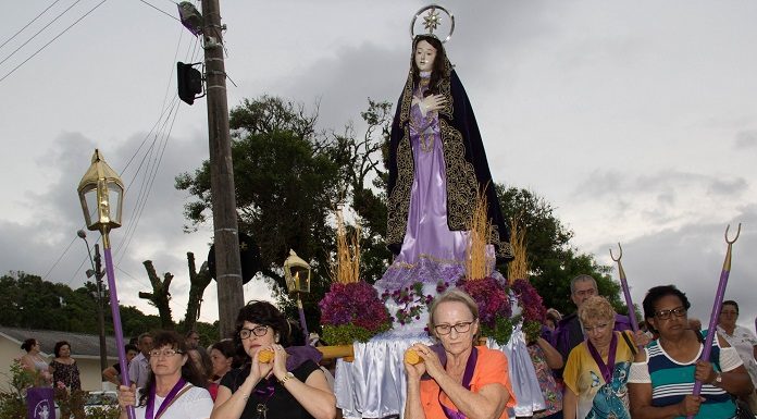 senhoras carregando a imagem de nossa senhora nos ombros