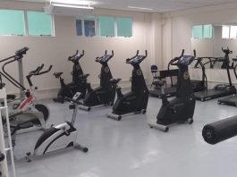 sala com equipamentos de ginástica