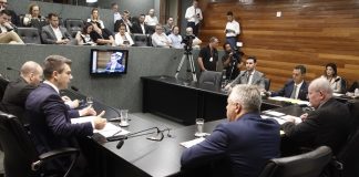 Deputado Bruno Souza (Esq.), relator da CPI, afirmou que empresas que tentarem obstruir aquisição de documentos terão mandados de busca e apreensão para entregar os arquivos - Foto: Eduardo G. de Oliveira/Agência AL