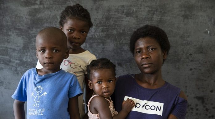 Família moçambicana refugiada em abrigo após a passagem do Ciclone Idai - Foto: De Wet/Unicef