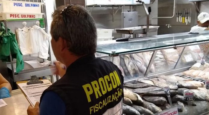 Peixarias do mercado público foram verificadas na semana passada - Foto: Procon/PMF