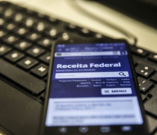 é possível fazer a declaração com o uso de dispositivos móveis, como tablets e smartphones, por meio do aplicativo Meu Imposto de Renda