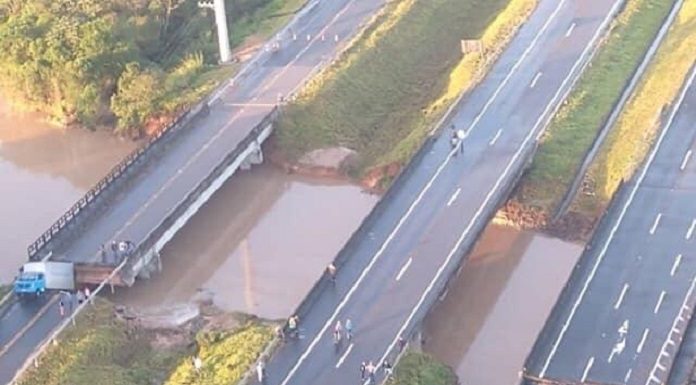 Volume de água no Rio Sangão rompeu cabeceiras das pontes da marginal e das pistas sentido Sul; ponte Norte não foi tão afetada e teve uma das pistas abertas pela manhã - Foto: Divulgação/CSC