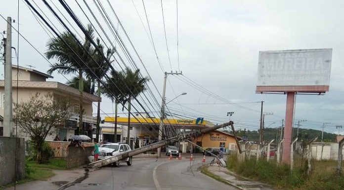 Abalroamento de poste na Av. Rio Grande deixou as residências às escuras até à noite deste domingo - Foto: Celesc/Divulgação