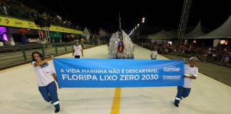 Aline Camargo (na foto, à esquerda, segurando a faixa) foi transferida do Norte da Ilha para Coqueiros para evitar contato com o ex-marido - Foto: Cristiano Andujar/PMF/Divulgação