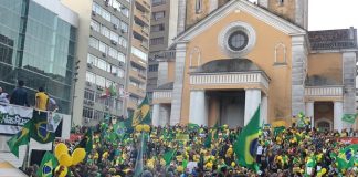 Pessoas se reuniram nesse domingo (26/5) no largo da Catedral Metropolitana, no Centro, para mostrar apoio ao presidente e principais ideias que ele defende - Foto Hugo Vieira Neves/Divulgação/CSC