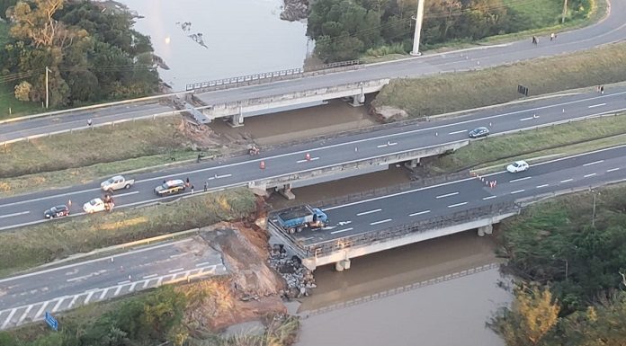 Durante esse sábado (25), o DNIT trabalhou no assoreamento da cabeceira da ponte Sul sobre o Rio Sangão; neste domingo, junto com a PRF, avaliam a abertura da ponte Norte em mão dupla - Foto: PRF/Divulgação/CSC