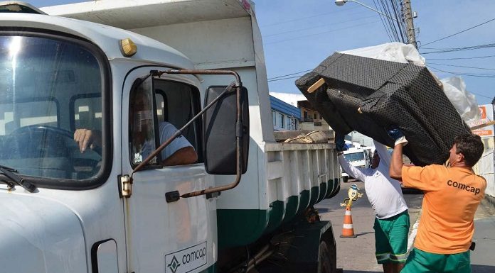 Descartar lixo e entulho na rua ou em áreas clandestinas é crime ambiental e inafiançável - Foto: Comcap/PMF/Divulgação/CSC