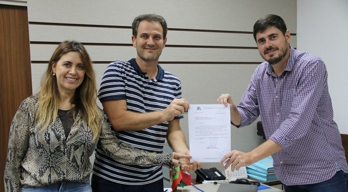 Vereadora Cristina de Souza, propositora da parceria, professor Deonísio Schimitt e o presidente da câmara josefense, Michel Schlemper em momento da assinatura do convênio de ensino de libras - Foto: CMSJ/Divulgação