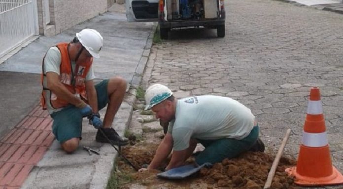 Para detectar as ligações irregulares, técnicos utilizam um aparelho que escuta a entrada de água na residência - Foto: Casan/Divulgação