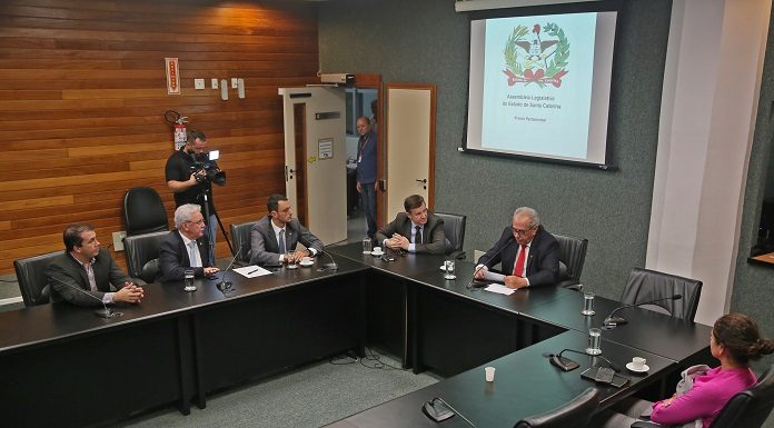 Frente realizou sua primeira reunião na noite desta terça (7/5); objetivo é discutir problemas comuns dos municípios, principalmente a mobilidade urbana - Foto: Fábio Queiroz/Agência AL