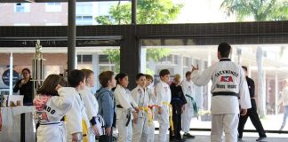 Professor Deives Vidart leciona para adultos, jovens e crianças, que podem começar o taekwondo a partir dos 3 anos - Foto: Divulgação/CSC