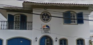 casa sede da empresa dom parking, com pequena placa indicativa