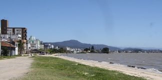 orla de barreiros, com pequena praia, mar sem onda e construção ao longo da orla