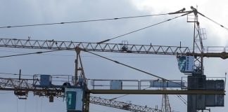 estrutura da torre da ponte vista de lado com as gruas em volta