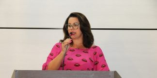 vereadora sandra martins fala no microfone da tribuna da câmara de sj