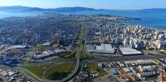 foto aérea sobre a br 101 mostrando as cidades de são josé e florianópolis mais ao fundo