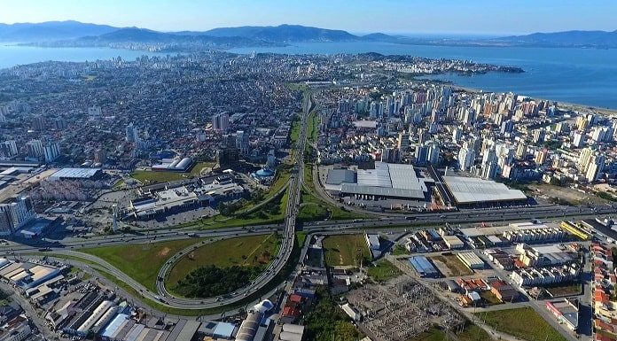 foto aérea sobre a br 101 mostrando as cidades de são josé e florianópolis mais ao fundo