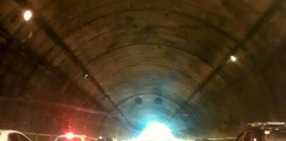 foto dentro do túnel com muitos carros no trânsito