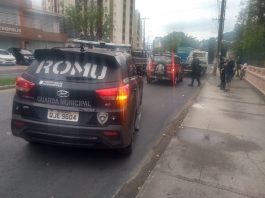 carro da guarda na av mauro ramos atrás do carro parado, guincho mais à frente e pessoas em volta