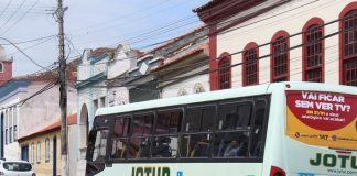 ônibus da jotur passando em frente ao museu histório de são josé