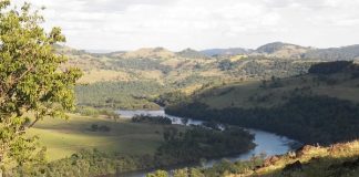 rio chapecó formando um S em um vale com montanhas e campos