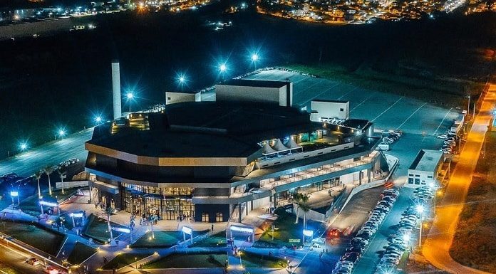 foto área noturno da arena petry toda iluminada com estacionamentos no entorno