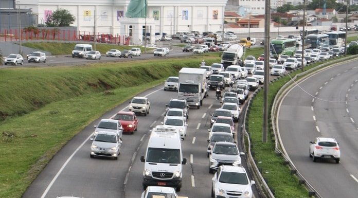 foto superior de três pistas da via expressa com trânsito intenso