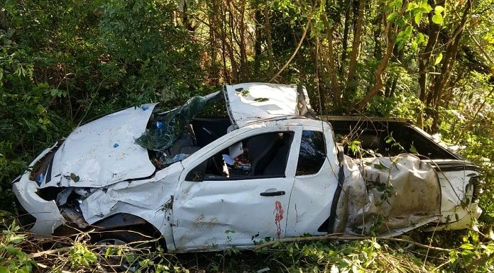 veículo chevrolet montana branco destruído no meio de uma vegetação