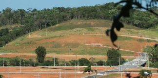 loteamento com ruas e postes, sem nenhuma casa nos lotes e algumas árvores em volta