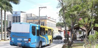 ônibus da empresa biguaçu passando pela praça do centro histórico de são josé