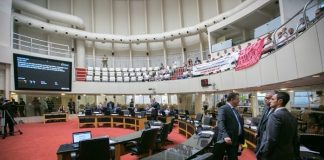 Plenário Osni Régis, da Alesc, com alguns deputados