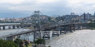 ponte vista de longe um pouco de lado, mostrando a ilha e o continente