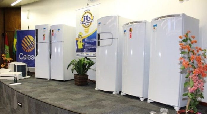 geladeiras e freezers em exposição em um palco